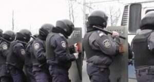 Бійці Могильова з вечора \”блокують\” Печерський суд