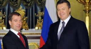 Перед приїздом Медведєва і Януковича в Донецьку пофарбували дерева