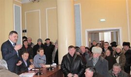 У Донецьку озброєні вилами пенсіонери взяли штурмом обладміністрацію