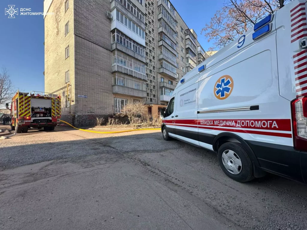 на балконі