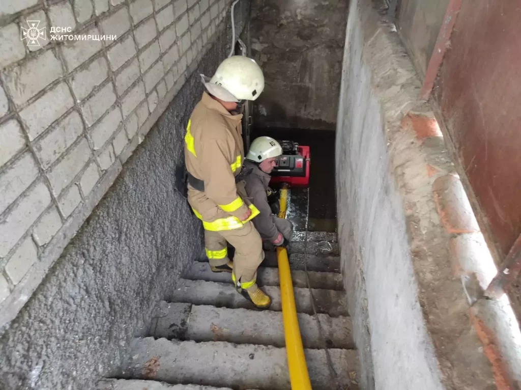 рятувальники відкачували воду