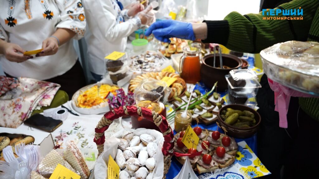 У ліцеї №3 Житомира влаштували благодійний ярмарок, щоб зібрати...