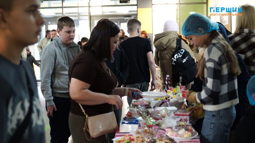 У ліцеї №3 Житомира влаштували благодійний ярмарок, щоб зібрати...