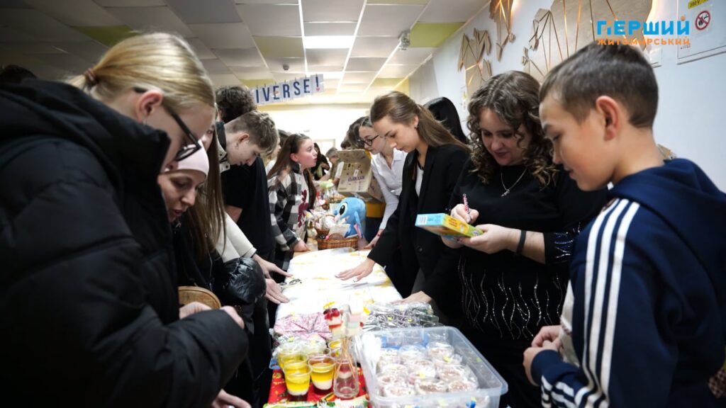 У ліцеї №3 Житомира влаштували благодійний ярмарок, щоб зібрати...