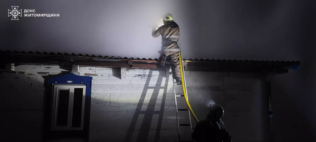 У Стовпинці на Коростенщині вночі горів приватний будинок: рятувальники...