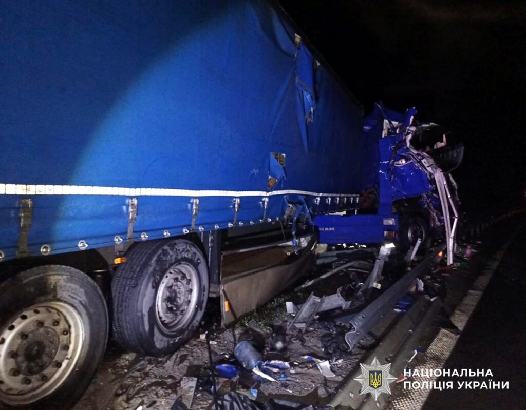 ДТП двох вантажівок на Київ–Чоп забрала водія до лікарні