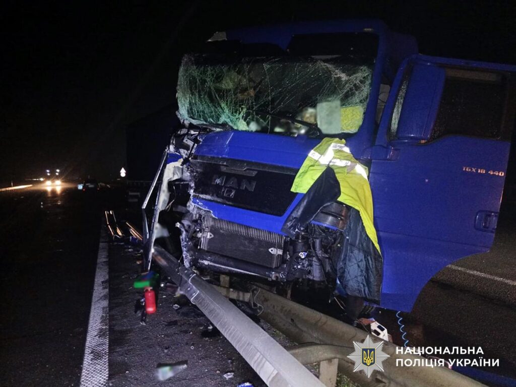 ДТП двох вантажівок на Київ–Чоп забрала водія до лікарні