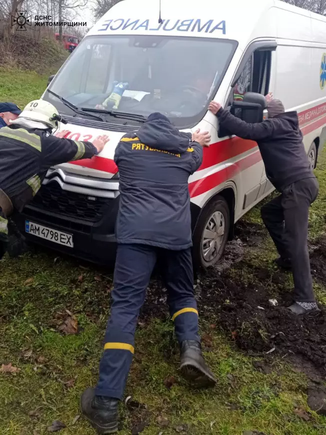 У Звягелі рятувальники витягнули «швидку» з бездоріжжя та допомогли...