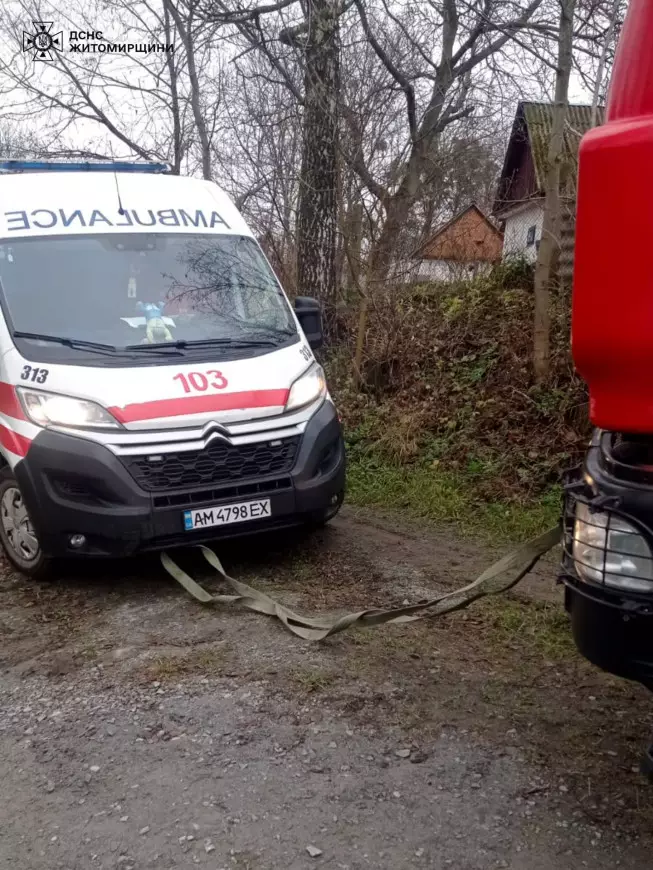 У Звягелі рятувальники витягнули «швидку» з бездоріжжя та допомогли...