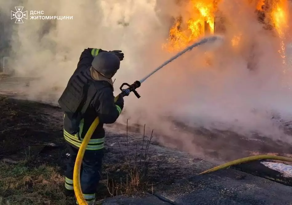 Третю добу поспіль атаки по Житомирщині: через обстріл горів...