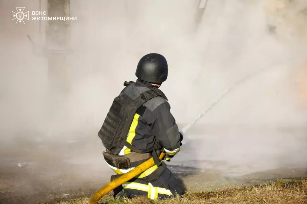 Третю добу поспіль атаки по Житомирщині: через обстріл горів...