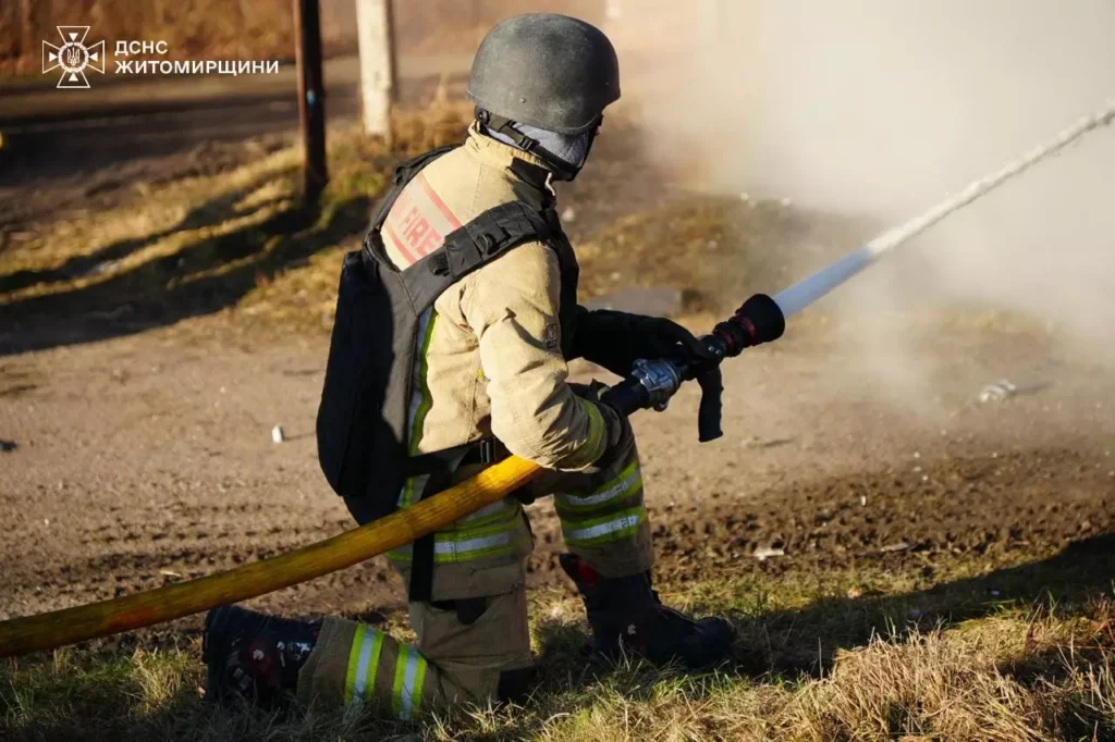 Третю добу поспіль атаки по Житомирщині: через обстріл горів...