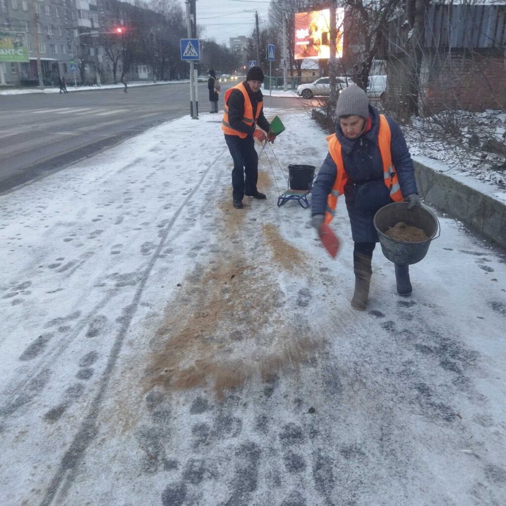 У Житомирі комунальники обробили вулиці та тротуари протиожеледною сумішшю