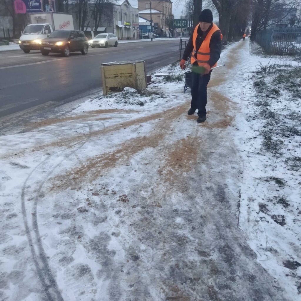 У Житомирі комунальники обробили вулиці та тротуари протиожеледною сумішшю