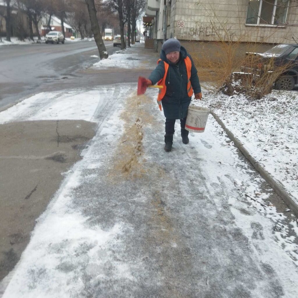 У Житомирі комунальники обробили вулиці та тротуари протиожеледною сумішшю