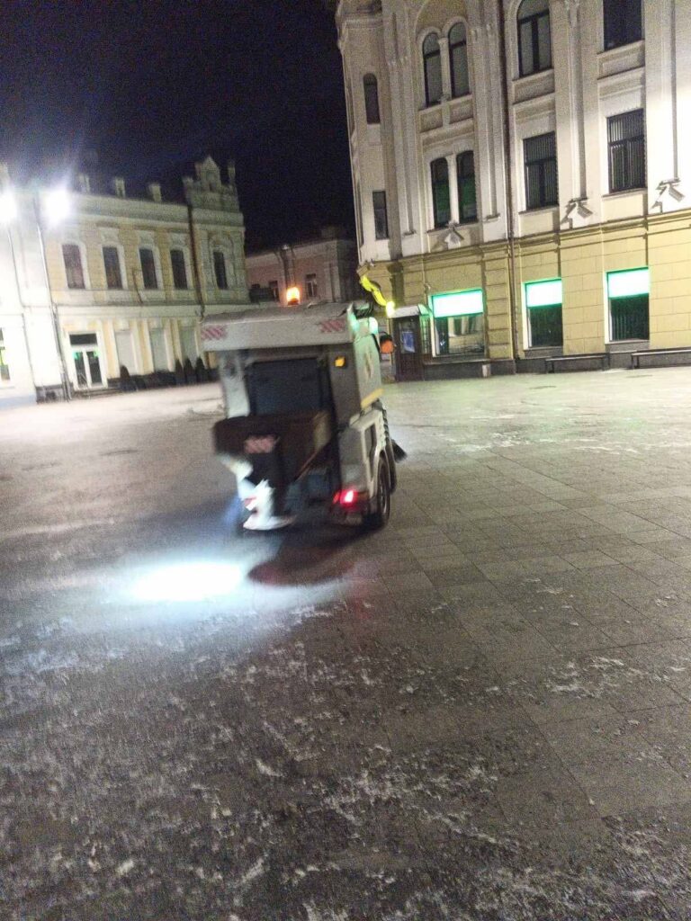 У Житомирі комунальники обробили вулиці та тротуари протиожеледною сумішшю
