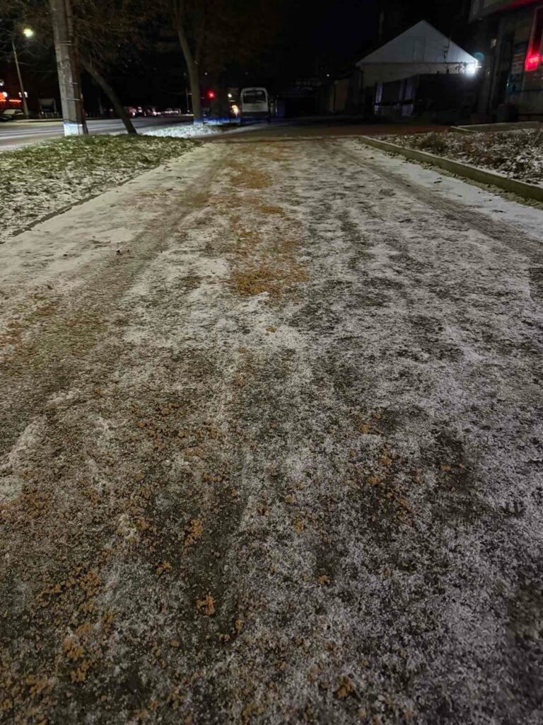 У Житомирі комунальники обробили вулиці та тротуари протиожеледною сумішшю