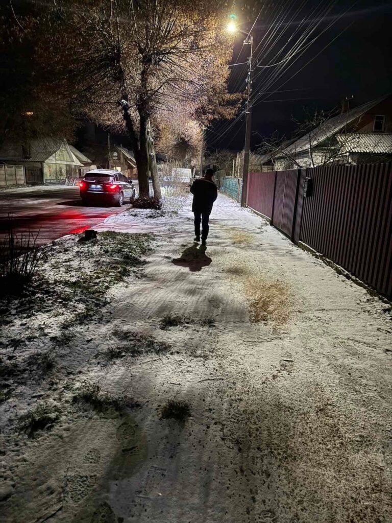 У Житомирі комунальники обробили вулиці та тротуари протиожеледною сумішшю