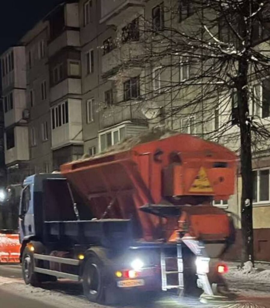 У Житомирі комунальники обробили вулиці та тротуари протиожеледною сумішшю