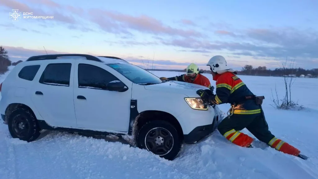 На Житомирщині рятувальники 5 разів допомагали на автошляхах через...