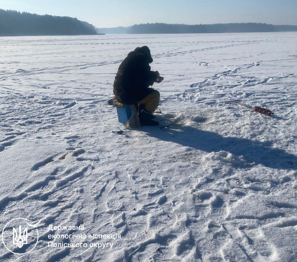 Риболовля на зимувальній ямі, спалювання решток і засмічення лісу:...