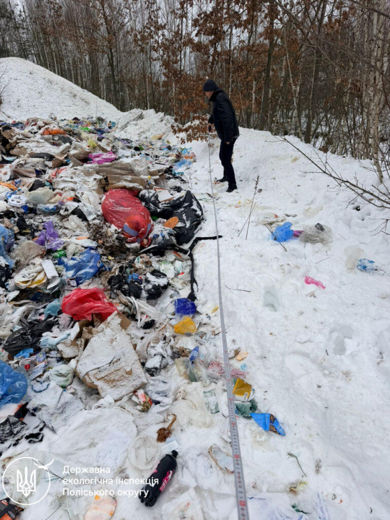 Риболовля на зимувальній ямі, спалювання решток і засмічення лісу:...
