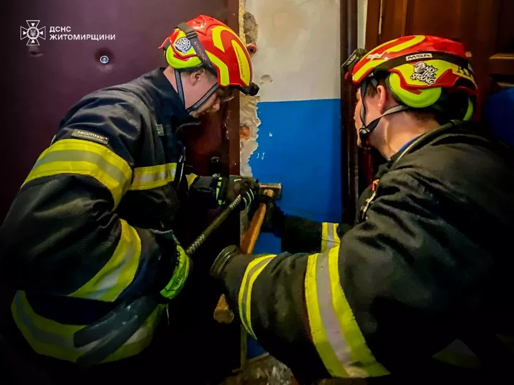 У Житомирі рятувальники відчинили квартиру, де могли потребувати допомоги...