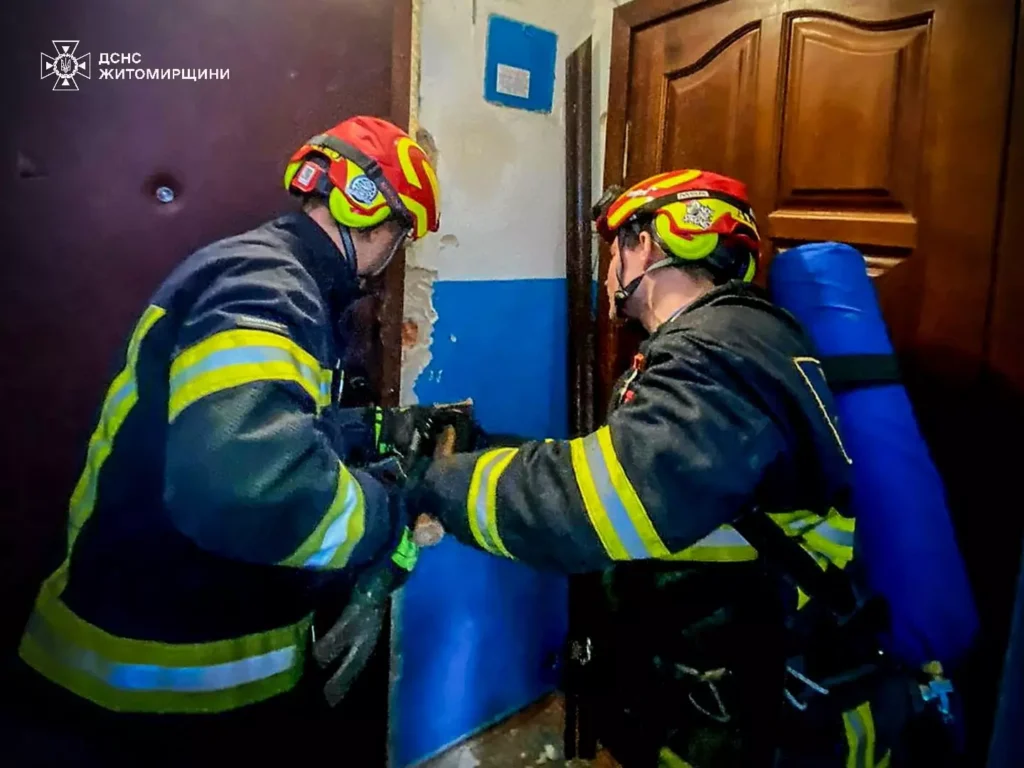 У Житомирі рятувальники відчинили квартиру, де могли потребувати допомоги...