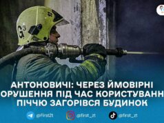У Коростенському районі вночі згорів дах приватного будинку: пожежу гасили майже три години