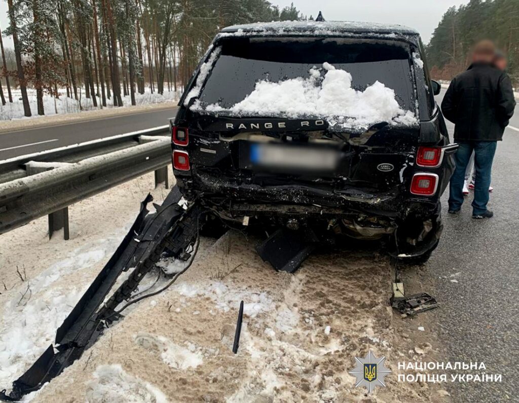 В ДТП Новогородецького загинув водій мікроавтобуса, троє пасажирів опинилися...