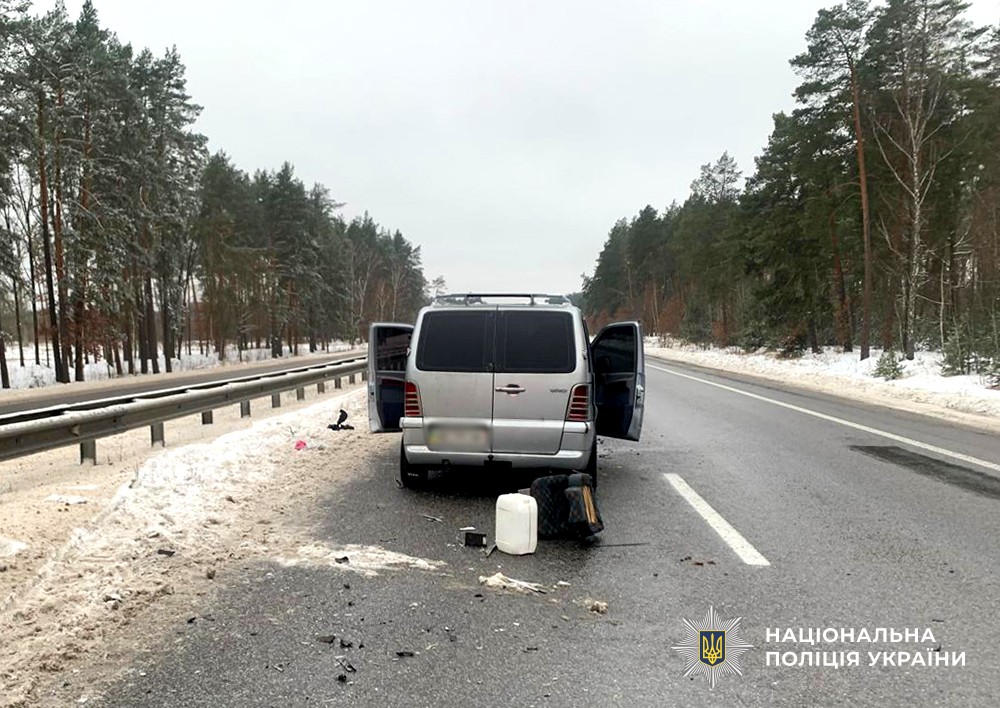 В ДТП Новогородецького загинув водій мікроавтобуса, троє пасажирів опинилися...