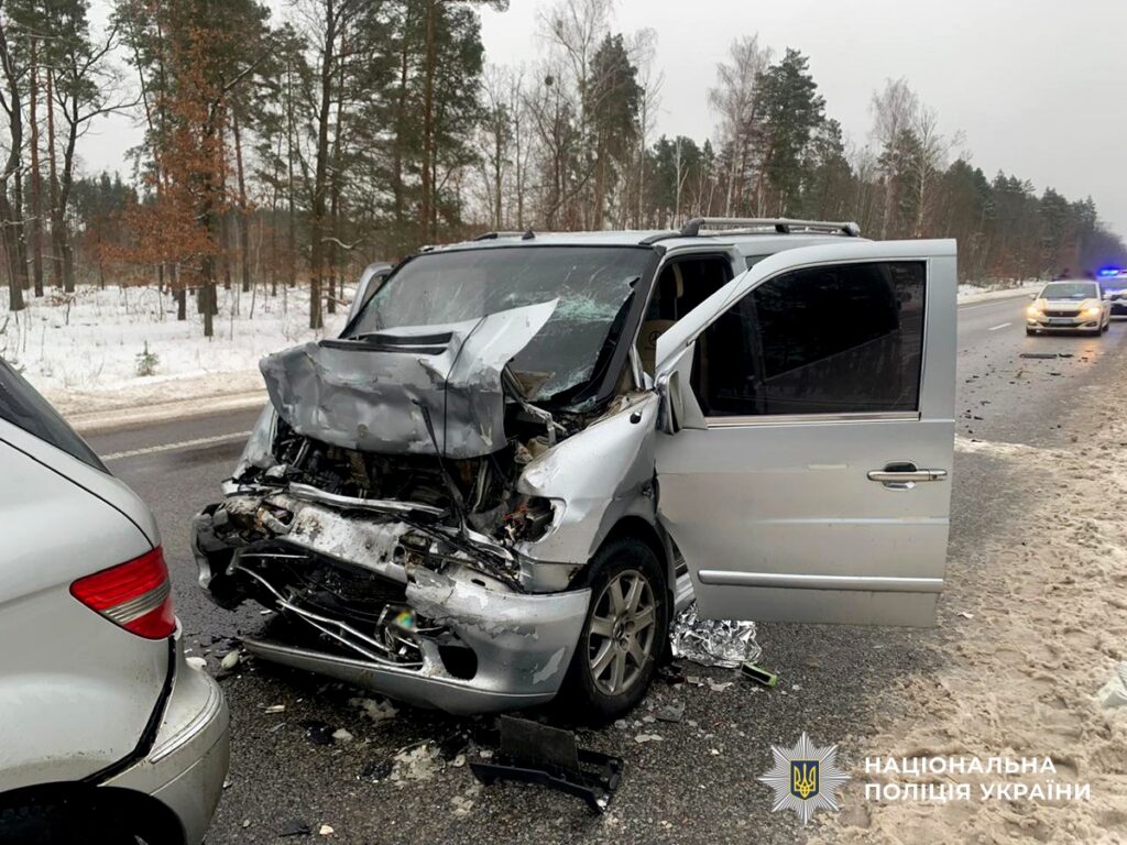 В ДТП Новогородецького загинув водій мікроавтобуса, троє пасажирів опинилися...
