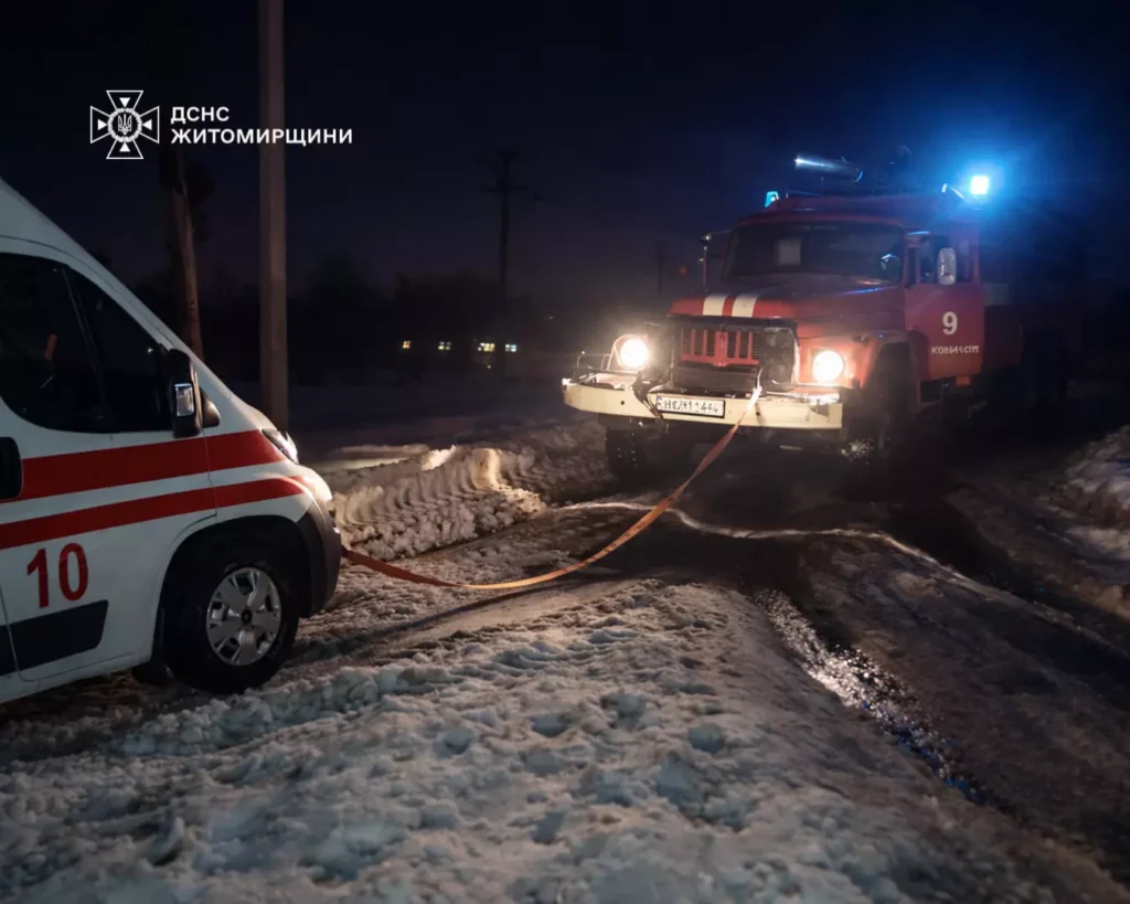 На Житомирщині рятувальники двічі буксирували «швидкі», що застрягли у...