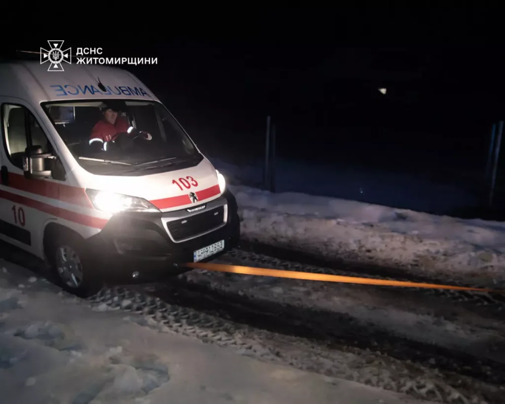 На Житомирщині рятувальники двічі буксирували «швидкі», що застрягли у...