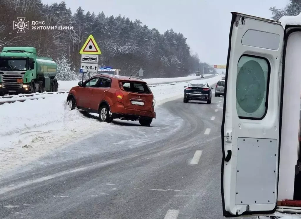 Поблизу Коростишева в ДТП травмувався водій: рятувальники деблокували чоловіка...
