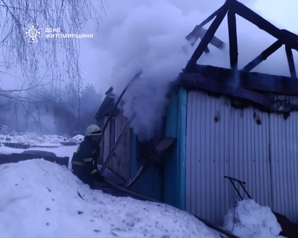 У Коростишеві рятувальники загасили пожежу на території приватного підприємства