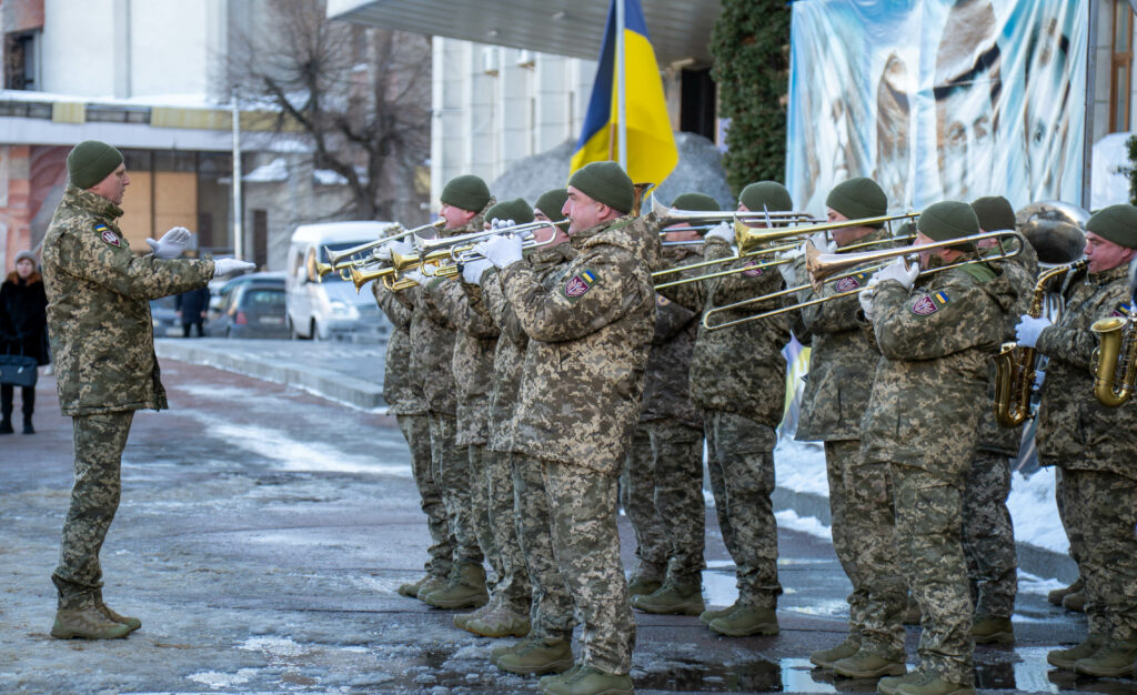 У Житомирі вшанували пам’ять Героїв Небесної Сотні: поклали лампадки...