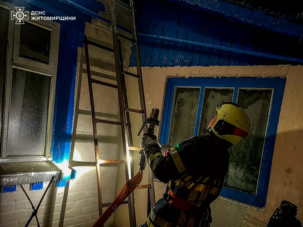 У Макарівці на пожежі з будинку рятувальники винесли 83-річну...