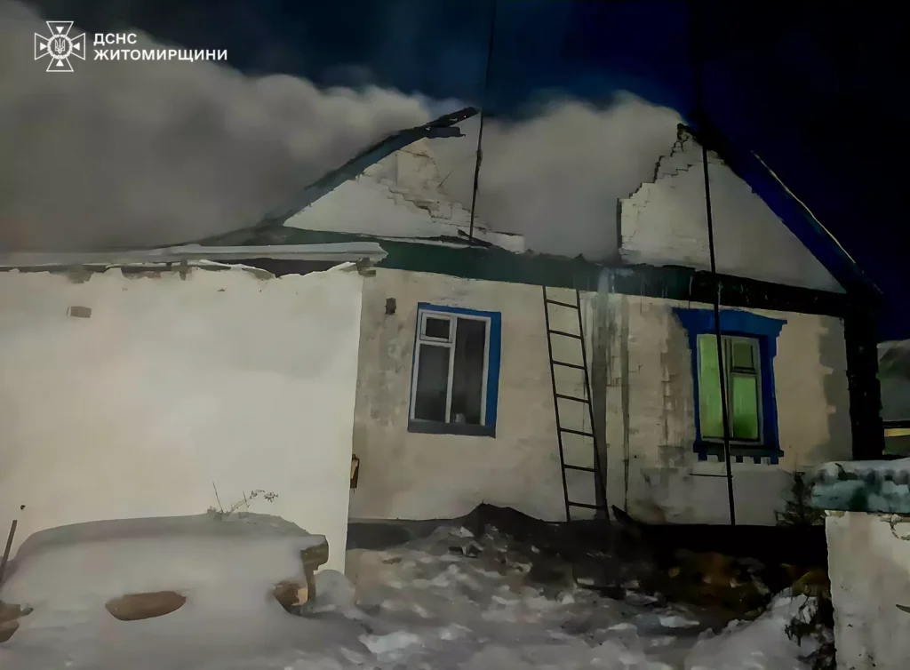 У Макарівці на пожежі з будинку рятувальники винесли 83-річну...