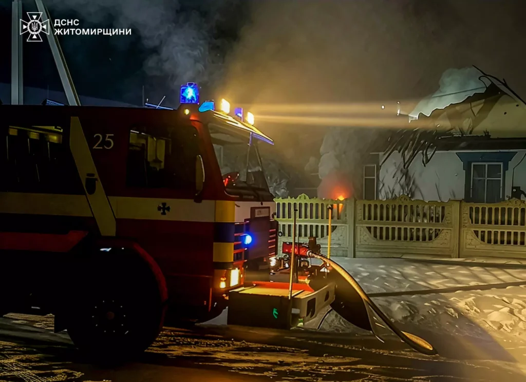 У Макарівці на пожежі з будинку рятувальники винесли 83-річну...