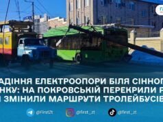 На Покровській у Житомирі впала електроопора: рух перекрили, тролейбуси №4 і №4А змінили маршрут
