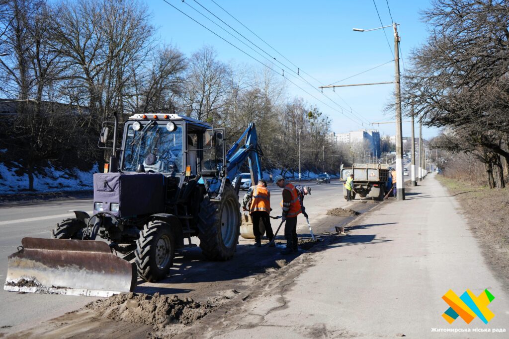 У Житомирі стартував весняний місячник благоустрою: комунальники прибирають місто