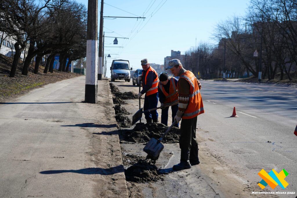 У Житомирі стартував весняний місячник благоустрою: комунальники прибирають місто