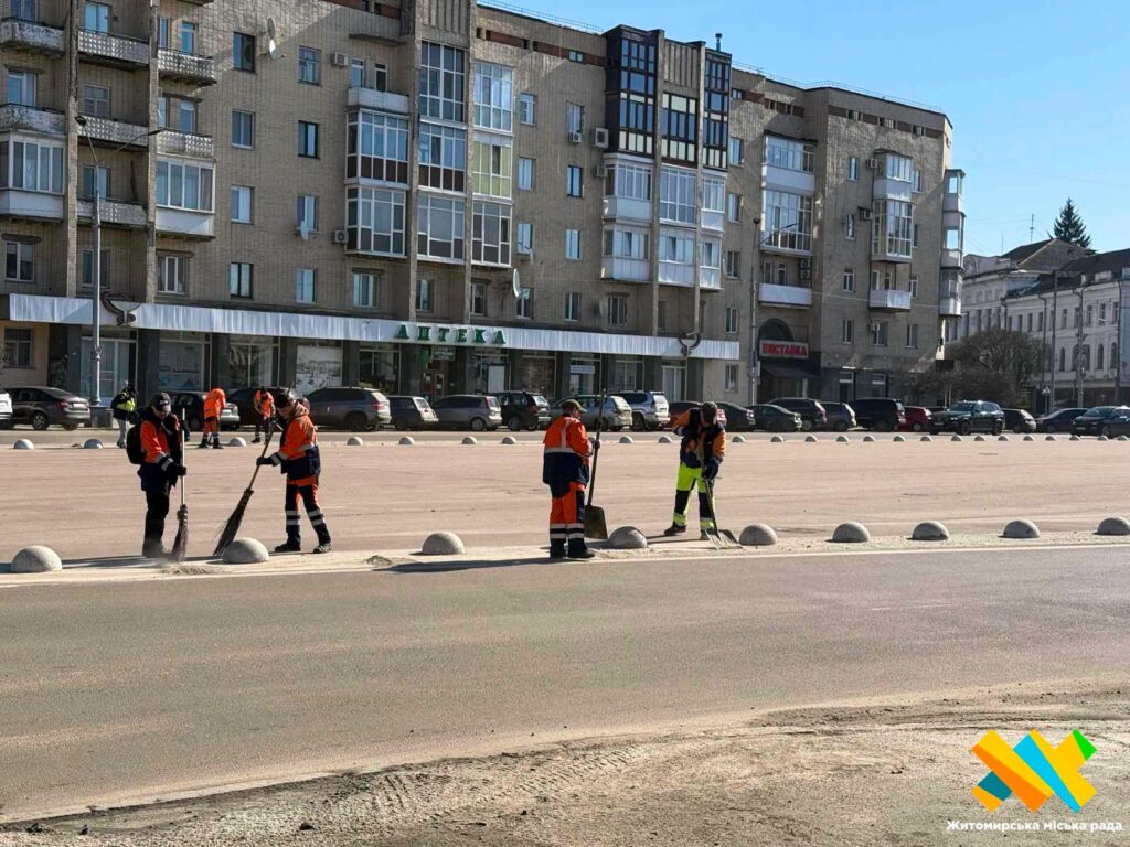 У Житомирі стартував весняний місячник благоустрою: комунальники прибирають місто