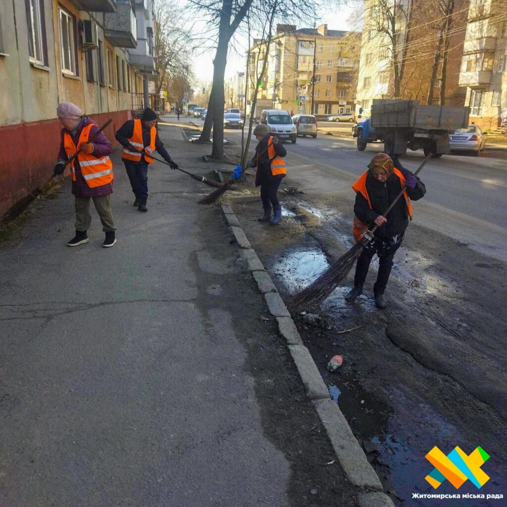 У Житомирі стартував весняний місячник благоустрою: комунальники прибирають місто