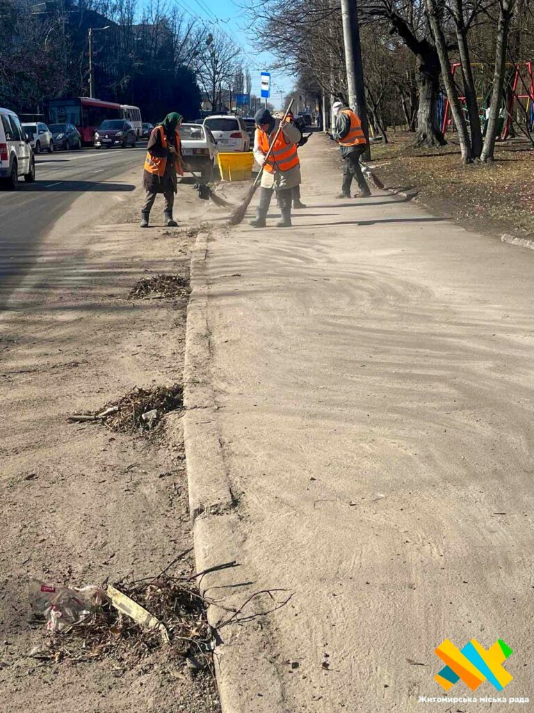У Житомирі стартував весняний місячник благоустрою: комунальники прибирають місто