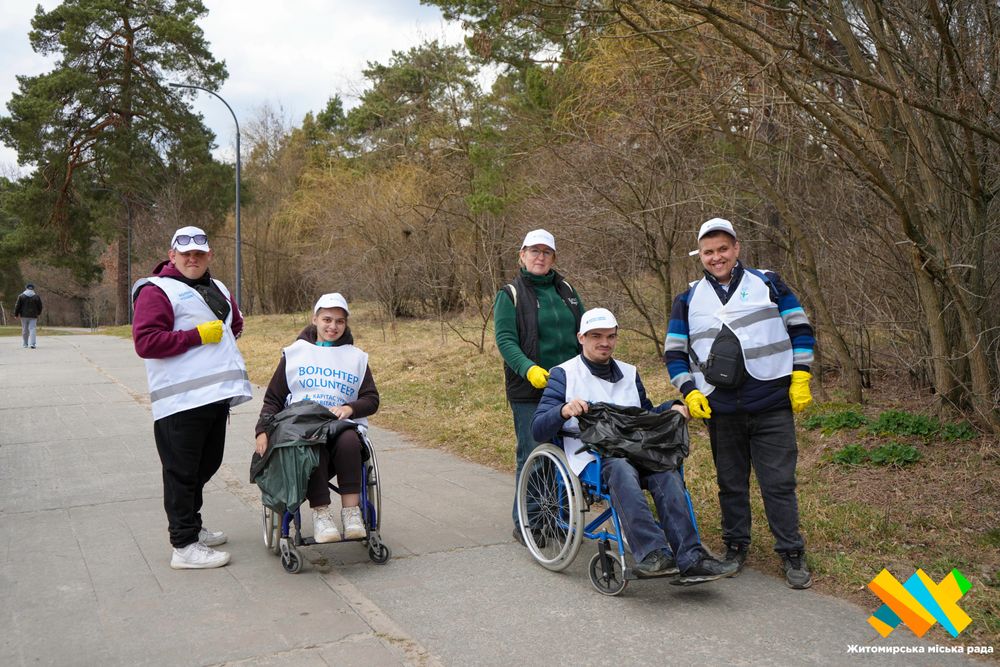 У житомирському Гідропарку прибирають берег Тетерева від мікропластику, скла...