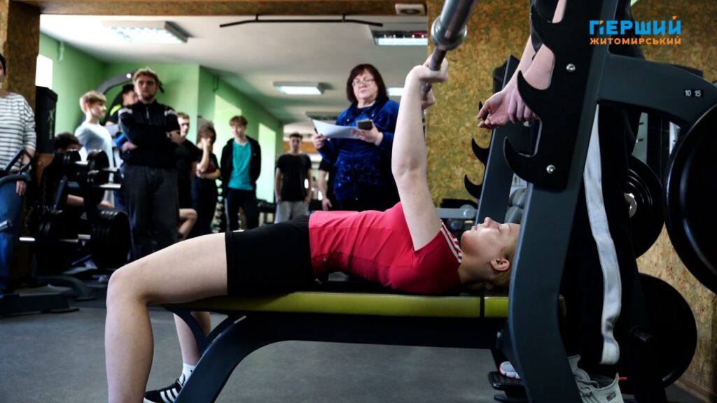 Екстремальний жим у Житомирі: молодь змагалася на кількість повторень