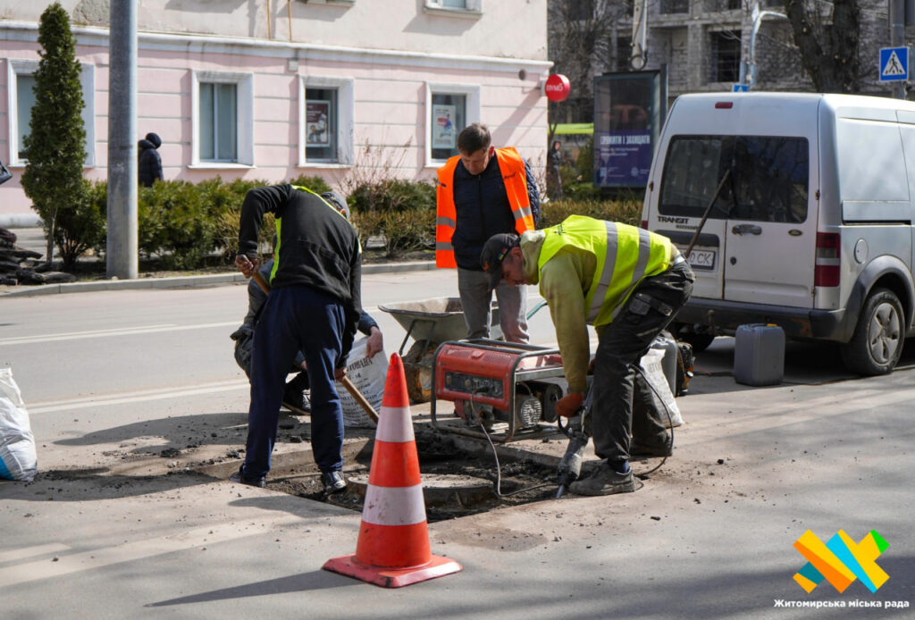 У Житомирі тестують перший самонівелюючий люк: його встановили на...