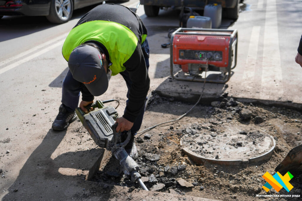 У Житомирі тестують перший самонівелюючий люк: його встановили на...